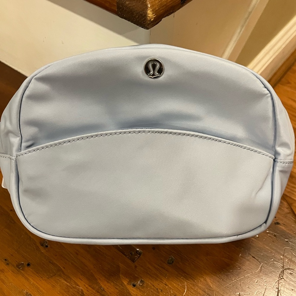 Lululemon Go Getter Pouch in Blue, NWT - Picture 7 of 9